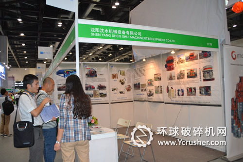 沈陽沈水機械公司展臺前客戶咨詢