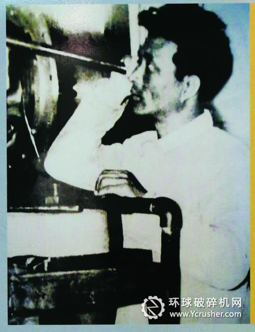 焦裕祿同志在車間檢查機器運轉情況
