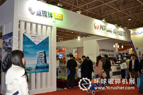 福建南方路面機(jī)械有限公司展臺(tái)前客戶咨詢