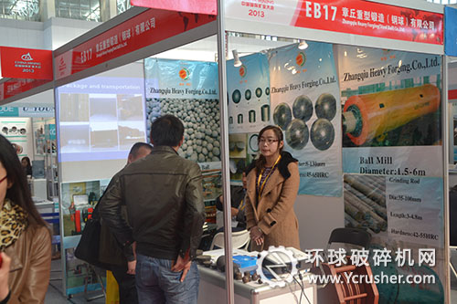 章丘市重型鍛造有限公司工作人員與客戶交談