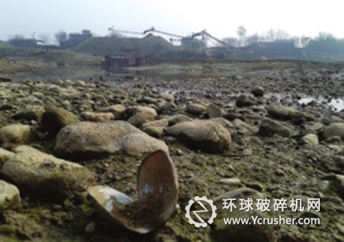 溈水河雙江口渡口　河沙源源不斷地被輸送到傳送帶上。