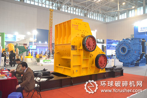 2013年鞏義市正大機(jī)械廠在天津礦業(yè)大會(huì)上展出的二合一礦石細(xì)碎機(jī)設(shè)備　