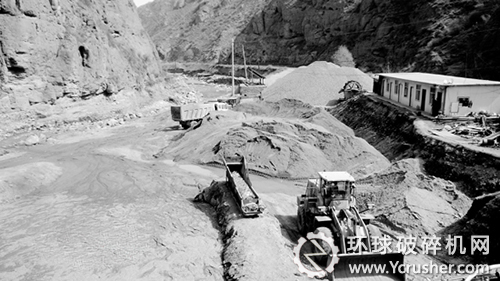 阿干河道內的采砂場將河道占據大半　大型采掘設備停放在河道中