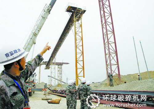 榜山鎮(zhèn)拆除九龍江邊的堆砂場(chǎng)。