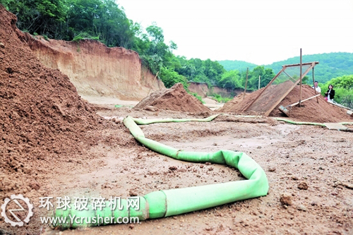 庫水被引去洗砂，洗砂后的污泥則被排入水庫