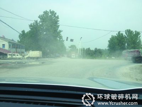 　道路上沙土飛揚。