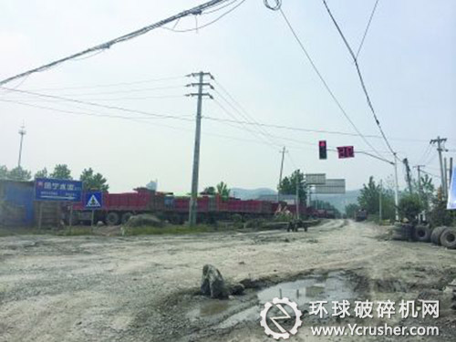 礦企附近的道路損壞嚴重。