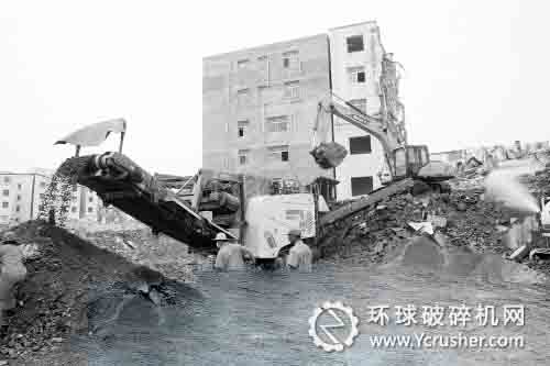 航海路與經開第一大街交叉口附近的拆遷工地上，建筑垃圾被現場粉碎，成為再生建筑材料