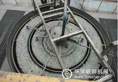 來(lái)到選礦廠，首先看到9臺(tái)球磨機(jī)一字排開(kāi)，巨大的轟鳴聲充斥著整個(gè)廠房，不管是球磨機(jī)、浮選還是精選，也許只能這樣評(píng)價(jià)它們：吃進(jìn)去的是銅礦石，擠出的是銅精礦