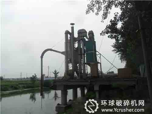 糧食輸送機(jī)牽引管墜落 搬運(yùn)工被砸暈(