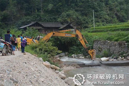 圖為拆除崀山鎮(zhèn)坪地村第二處攔砂河壩現(xiàn)場(chǎng)