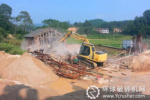 強制拆除非法采砂洗砂點