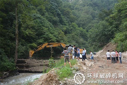 圖為拆除崀山鎮(zhèn)坪地村第一處攔砂河壩現(xiàn)場(chǎng)