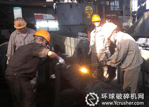 圖為職工對414#浮選機(jī)進(jìn)行大修