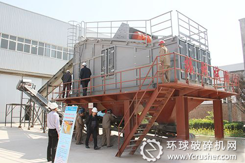 專家委員在振動(dòng)試驗(yàn)臺(tái)進(jìn)行現(xiàn)場(chǎng)觀摩