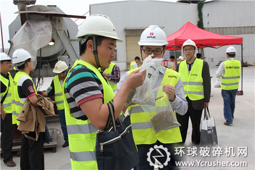 不少參觀者將機制砂帶走作為紀念