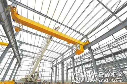 施工人員正在吊裝起重設備