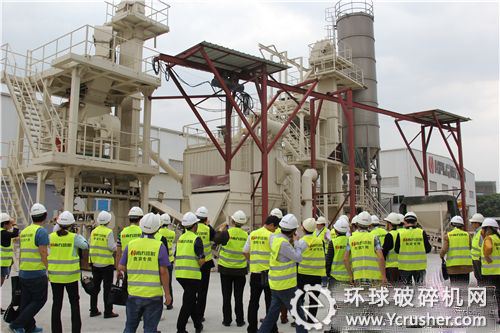 專家組一行參觀南方路機V7制砂設備試驗機