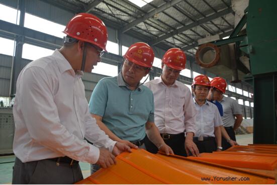 湖北鑫鷹總經(jīng)理洪鎮(zhèn)波（左一）向李秉恒局長介紹創(chuàng)新產(chǎn)品