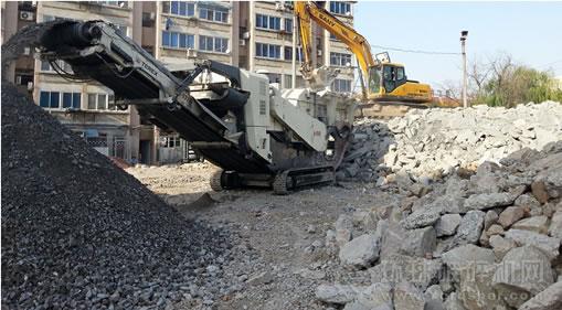 特雷克斯南方路機(jī)的履帶移動(dòng)反擊式破碎機(jī)