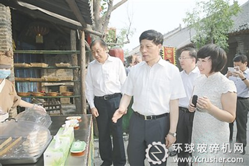 昨日下午，省委副書記、省長謝伏瞻在修武縣七賢民俗文化村調研。市領導孫立坤、謝玉安等陪同。
