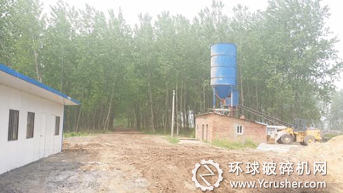在濱海八巨界牌小街南河邊，一座破舊不堪的攪拌筒支撐在那里，生產條件極其簡陋。