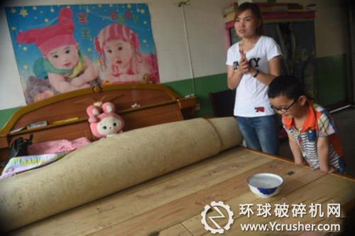 村民將水放在床板上，水面因震動產生水紋