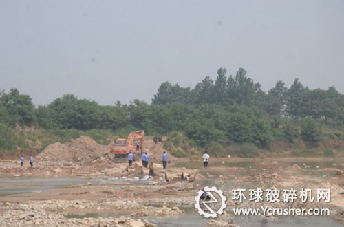 　滯留在河道內(nèi)的砂堆就地復(fù)平