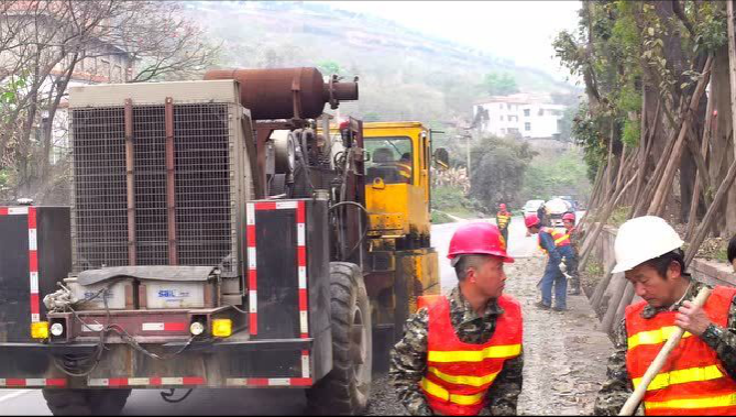 中鐵科工研制的路面共振破碎機正在參加陜西省G210國道改造工程