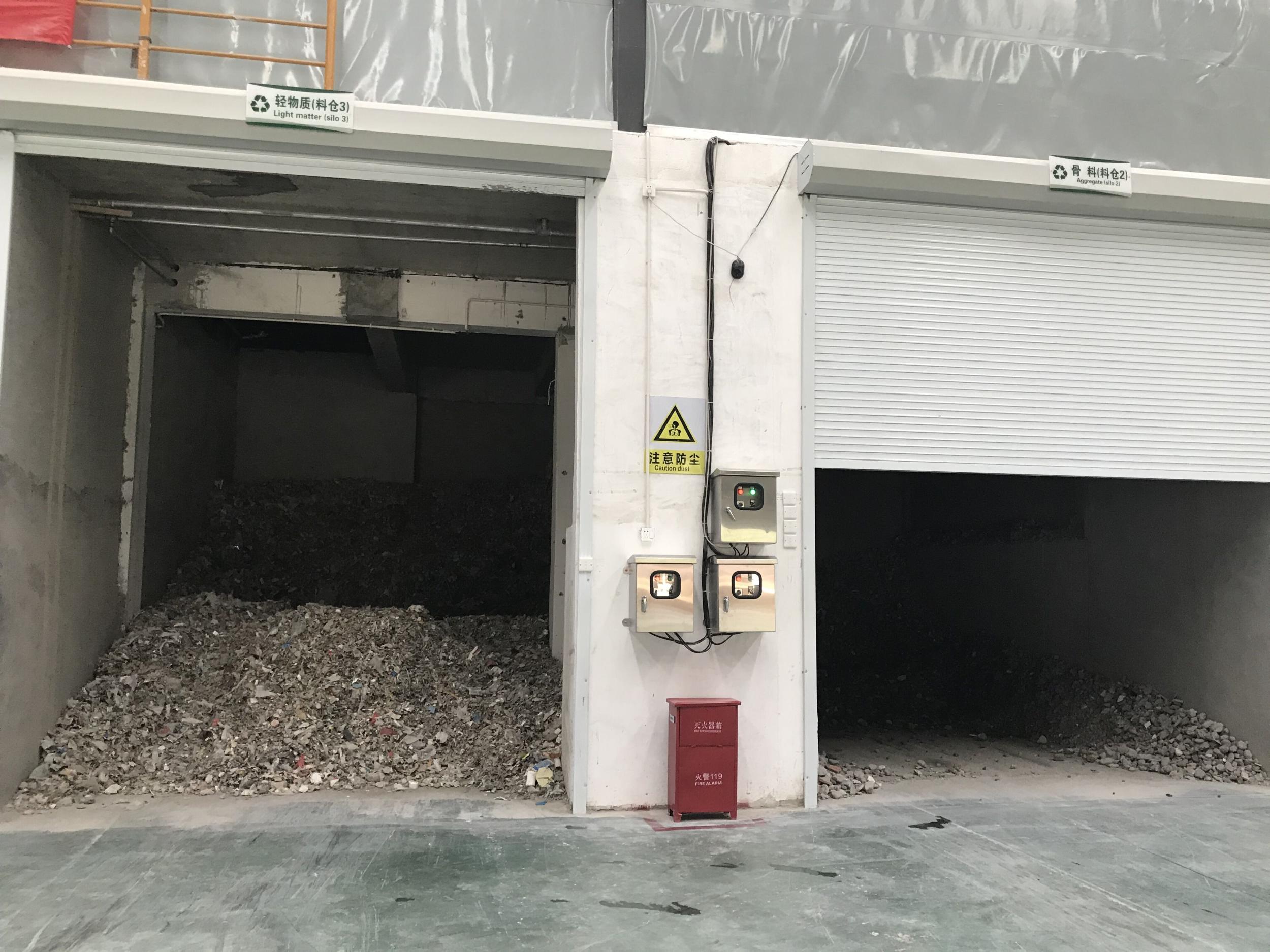 建筑垃圾被分揀后堆放在物料倉