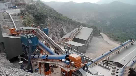 中碎圓錐破碎機(jī)的給料均來(lái)自粗碎顎式破碎機(jī)的排料