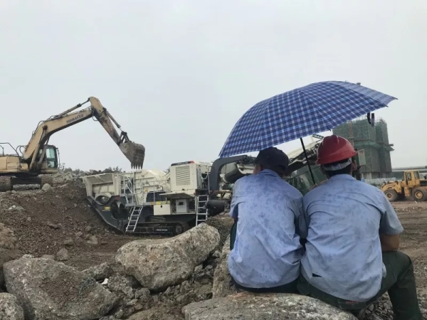 南方路機移動破碎篩分設(shè)備八車齊發(fā)