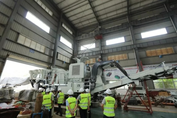 南方路機移動破碎篩分設(shè)備八車齊發(fā)